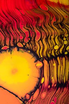 Abstrakte flüssige warme Farben: orange, rot und gelb mit braun