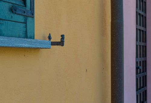 kleurige muur met raamluiken in Italië, Morimodo