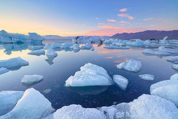 Ice floes on Lake Jökulsarlon in Iceland during the suno by Bas Meelker