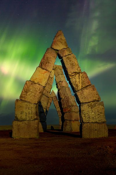 Monumentale stenen poorten in kaal landschap, Arctic Henge, Raufar van Thilo Wagner