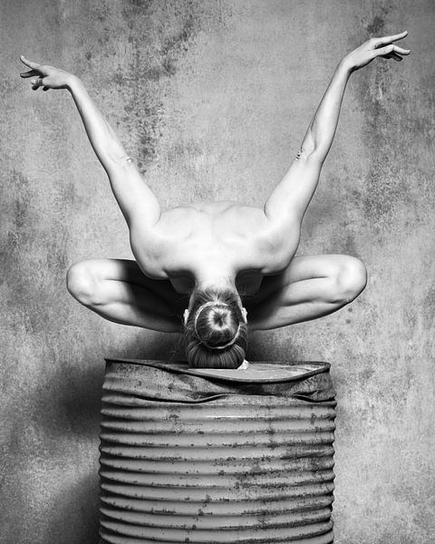 Très belle femme nue dans une photographie vintage en noir et blanc par Photostudioholland