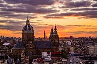 Zonsondergang boven Amsterdam van Romy Oomen thumbnail