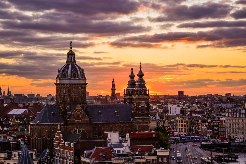Zonsondergang boven Amsterdam van Romy Oomen