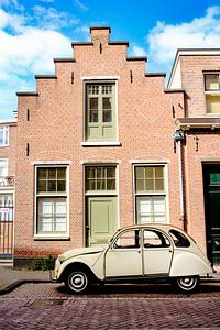 Citroën 2CV voor trapgevel Leiden van Charlie Versteege