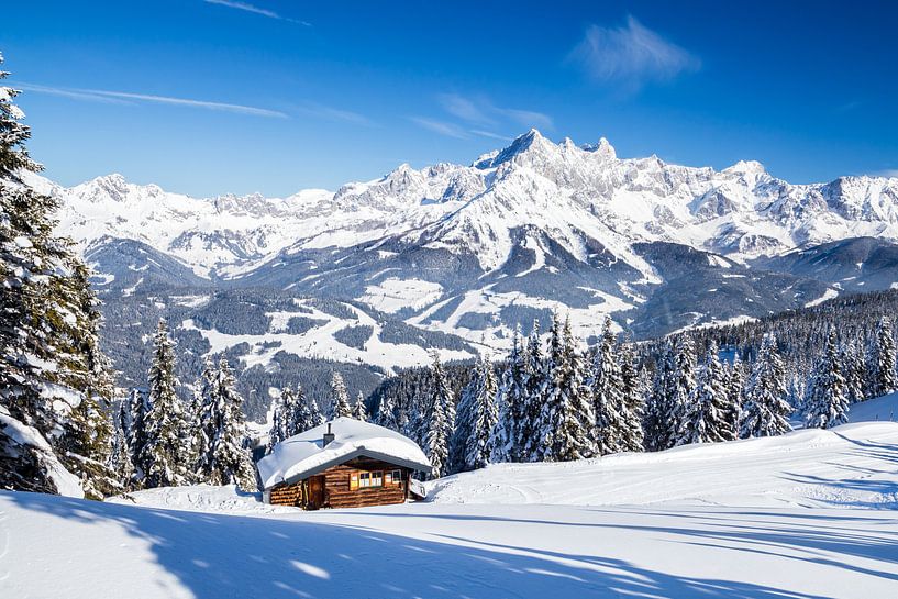 Zonnig winterlandschap in de Alpen van Coen Weesjes