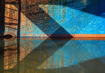 Geometrische Reflexion von Rost in warmen Tönen von Sia Windig