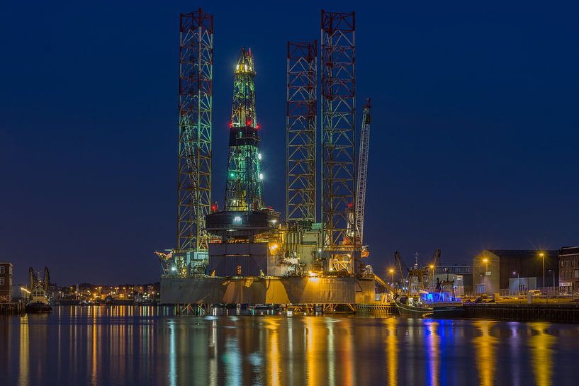 Drilling platform at the trawler wharf in IJmuiden by Ardi Mulder