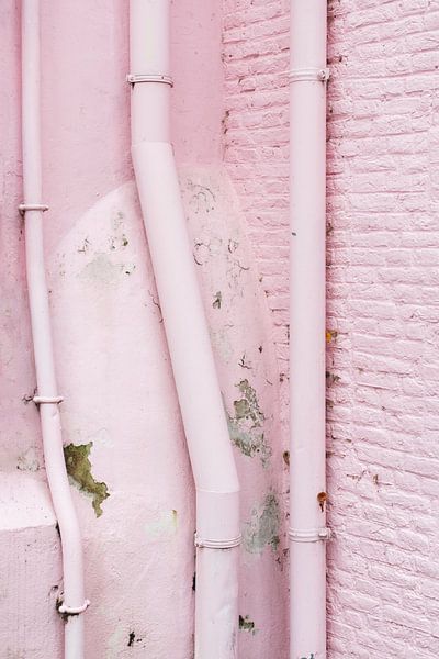 Vervallen roze muur van Anki Wijnen