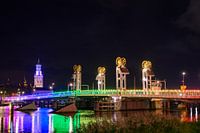 Le pont de la ville de Kampen illuminé aux couleurs de l'arc-en-ciel