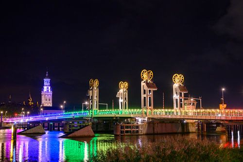 Kampen stadsbrug verlicht in regenboogkleuren
