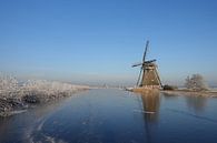 Winterlandschaft in den Niederlanden mit Windmühle und Eis von iPics Photography Miniaturansicht