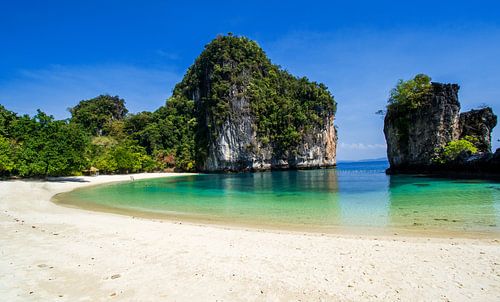 Sandstrand und Kalksteinfelsen