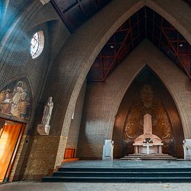 Reliques spirituelles : l'autel avec les formes architecturales du monastère abandonné sur Het Onbekende