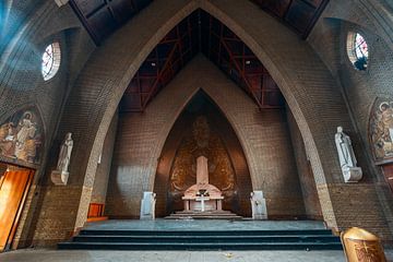 Spirituelle Reliquien: Der Altar mit architektonischen Formen des verlassenen Klosters von Het Onbekende