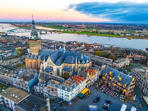 Skyline van Nijmegen aan de Waal tijdens zonsopgang