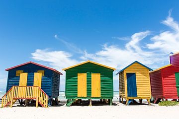 Fel gekleurde strandhuisjes aan het strand in Muizenberg, Zuid Afrika van WorldWidePhotoWeb