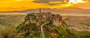 Civita di Bagnoregio au lever du soleil sur Teun Ruijters