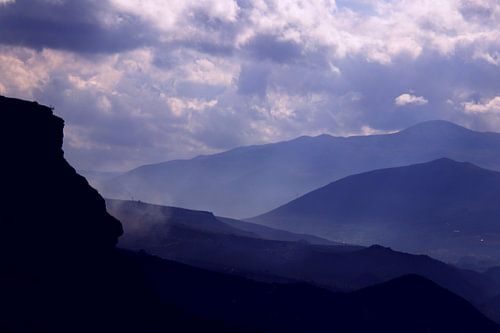 Des montagnes bleues par temps nuageux.