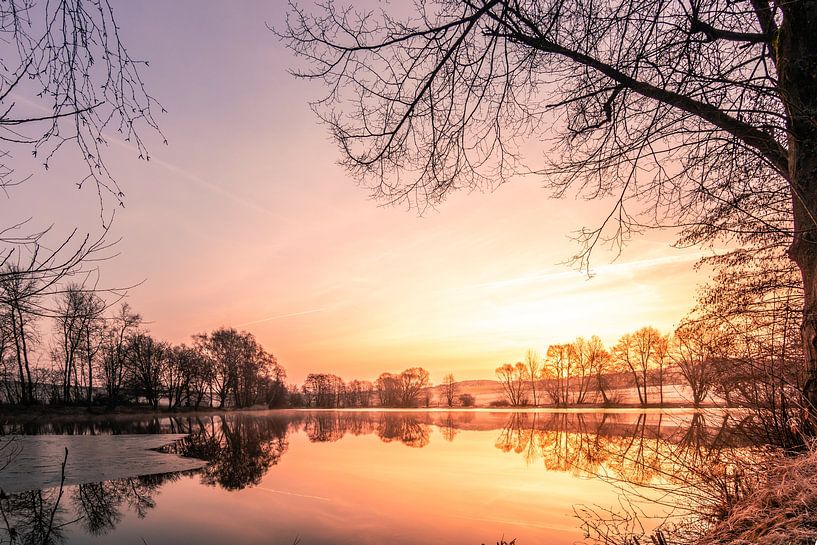 Romantisch meer in de winter bij zonsopgang van Fotos by Jan Wehnert