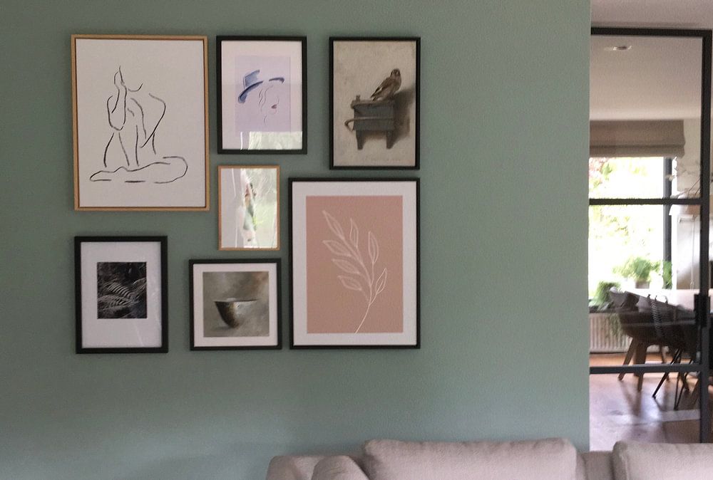 Vol vertrouwen (lijntekening portret naakt zitten vrouw houtskool line art zwart wit minimalistisch) van Natalie Bruns