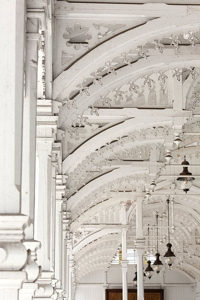 Architectuur witte houten bogen - Tsjechische markthal  van Marianne Ottemann - OTTI