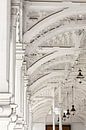 Architectuur witte houten bogen - Tsjechische markthal  van Marianne Ottemann - OTTI thumbnail