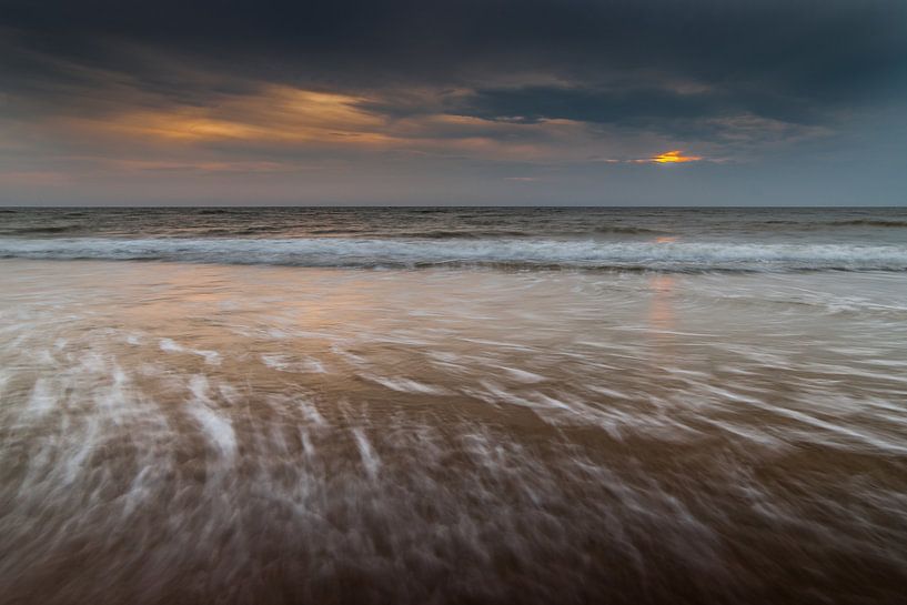 Zee in beweging by Douwe Bergsma