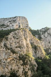 Felsen im warmen Sonnenlicht im Verdon, Frankreich von Jasmijn Brussé