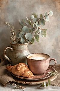 Romantisches Stillleben-Frühstück mit Croissant, Kaffee und Terrakotta-Geschirr