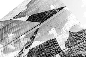 Spiegeling in de 3XN Kubus Berlijn - zwart-wit