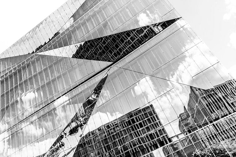 Spiegeling in de 3XN Kubus Berlijn - zwart-wit van Mixed media vector arts