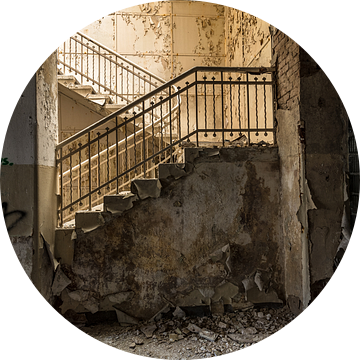 Trap in verlaten en vervallen gebouw