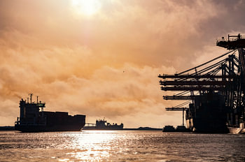 Containerschepen in de haven van Rotterdam tijdens zonsondergang