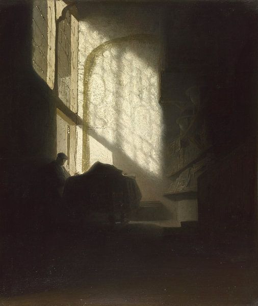Ein Mann sitzt und liest an einem Tisch in einem hohen Raum, Anhänger von Rembrandt von Rembrandt van Rijn