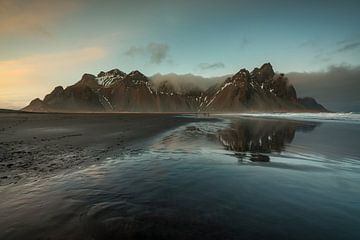Een reflectie van de Vestrahorn bergen in het zeewater op het strand bij Stocksness tijdens zonsonde van Anges van der Logt