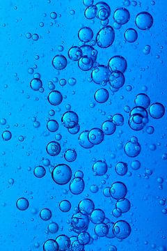 Water met luchtbellen van Peter van den Berg