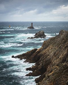 De ruige kust van Pointe du Raz in Bretagne van OCEANVOLTA