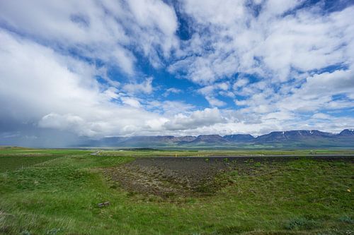 IJsland - Ongelooflijk kleurrijk landschap met vlakke groene weiden