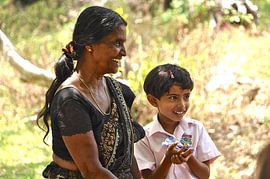 Grand-mère et petit-enfant dans la campagne sri-lankaise