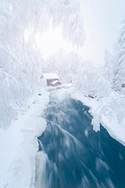 Alte Mühle mit Fluss im Winter | Reisefotografie-Druck | Oulanka-Nationalpark in Lappland