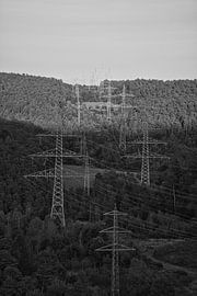 Hochspannungsmast mit Freileitung in Landschaft