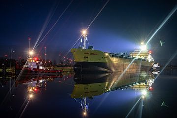 Night Tug - Watergate and Marie Lehmann at the Lock by Charlotte Gohl