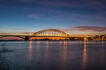 Waalbrücke Nijmegen mit schönem Himmel