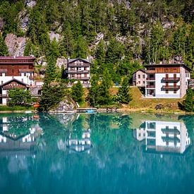 Prachtig blauw meer in de Dolomieten in Italië van Sem Wijnhoven