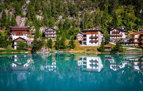 Prachtig blauw meer in de Dolomieten in Italië van Sem Wijnhoven