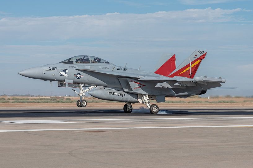 Boeing EA-18G Growler maakt een touch and go op NAF El Centro. van Jaap van den Berg