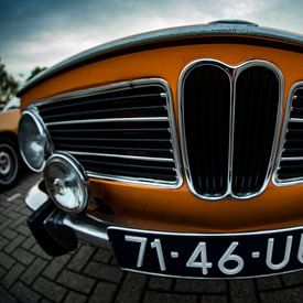 BMW neus grille oldtimer oranje van Customvince | Vincent Arnoldussen