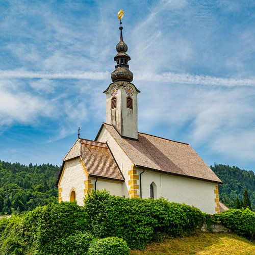 Gezicht op de kerken van Maria Woerth aan de Woerthersee in Oostenrijk.