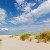 Strand mit Strandhafer und schönen Wolken an einem Sommertag von Anja Brouwer Fotografie