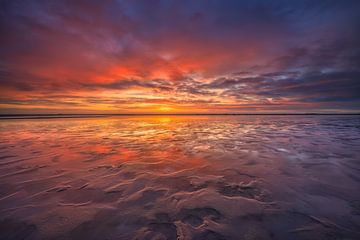 Zonsondergang boven de Maasvlakte bij Rotterdam op een prachtige avond van Bas Meelker